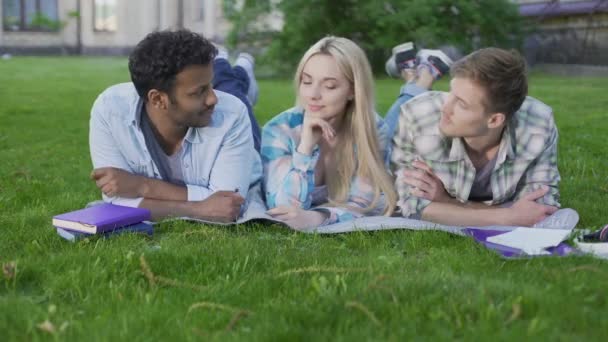 Encantadora chica rubia coqueteando con dos chicos eligiendo el mejor, relación — Vídeos de Stock