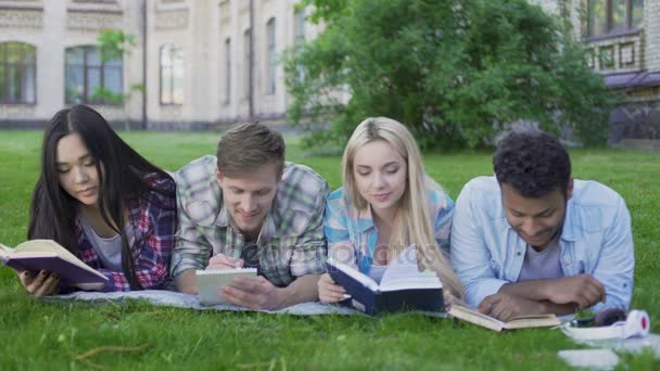 Amici che si preparano per gli esami, lettura di materiali in giardino universitario, educazione — Video Stock