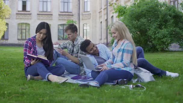 Beste vrienden, besteden tijd samen zitten op gras in de tuin van de Universiteit — Stockvideo