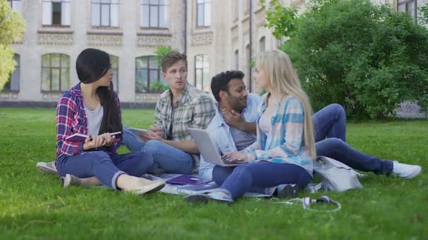 Estudiantes mayores comunicándose, descansando en el campus al aire libre, educación — Vídeos de Stock