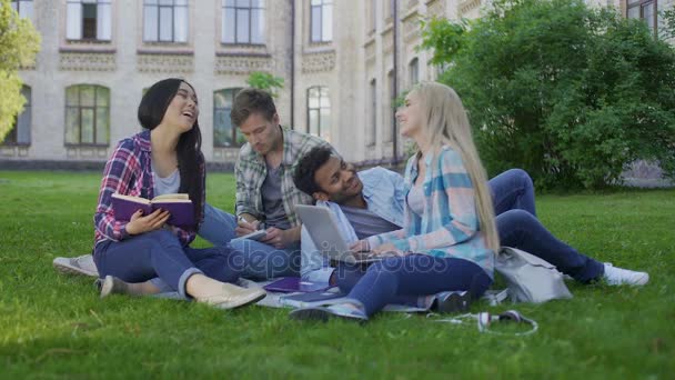 Twee paren van gemengd ras van student met plezier en lachen, vrienden communiceren — Stockvideo