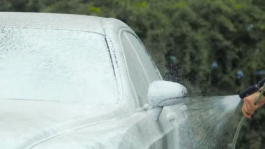 Erkek püskürtme araba sabunlu köpük, aracın, cennet dikkat çekici sürücüsü