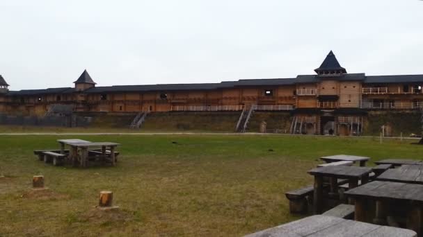 Cour intérieure de construction fortifiée en bois, site historique, musée en plein air — Video