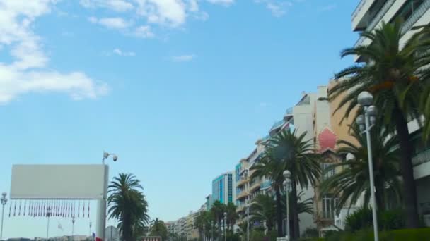 Auto verplaatsen op weg met palmbomen, dure appartementsgebouwen, luxe town — Stockvideo