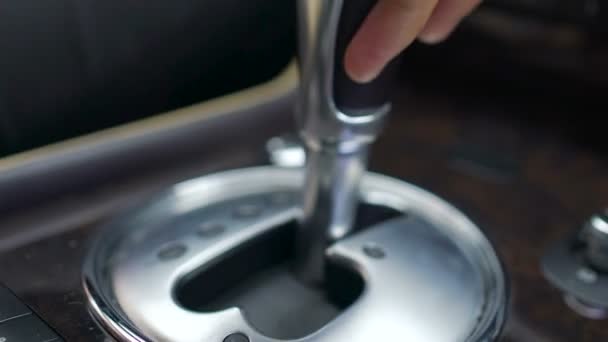 Mannelijke versnelling veranderen door het bewegen van de versnellingspook in luxeauto, automaat — Stockvideo