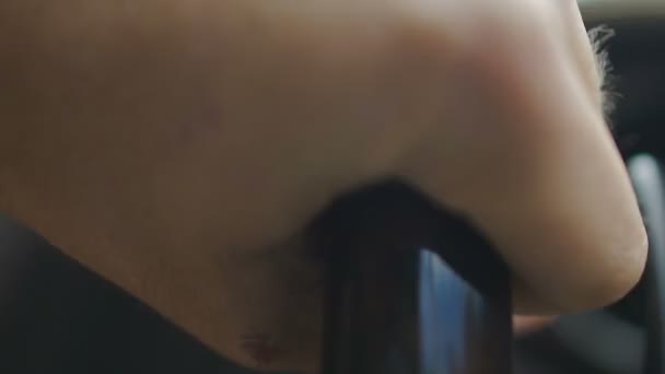 Main de l'homme tournant volant de voiture cher, voiture de conduite, gros plan 