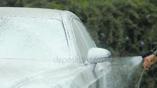 Carro de pulverização masculino com espuma ensaboada, motorista cuidando do veículo, carwash — Vídeo de Stock