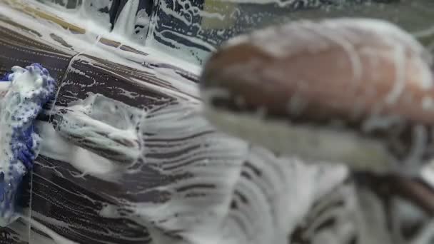 Męskiej ręki mycia luksusowych aut spieniony gąbką, sterownik dbanie o pojazdu — Wideo stockowe