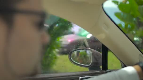 Человек за рулем на быстрой скорости, специальный детектив, преследуя преступника, профессионала — стоковое видео