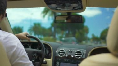 Palmiye ağaçları, iş etmeni, servisi ile yolda pahalı arabayı kullanan adam