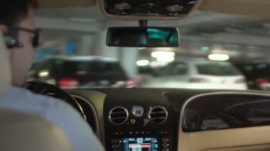 Yer altı otoparkı, Meslek, lüks otel sürücü sürüş lüks arabaya adam