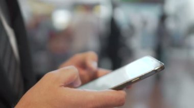Erkek cep telefonu tutan ve tipik haber, İş yazışmaları uygun