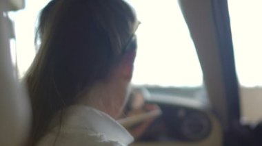 Genç araba yolcu içinde oturan kadın koltuk ve makyaj, yapıyor sonra iş Tarih