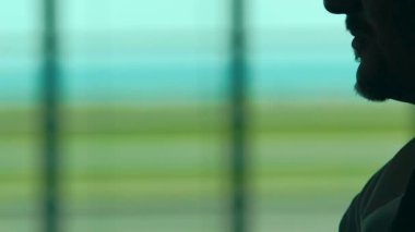 Erkek siluet büyük pencere, banliyö Spor Kulübü karşı kafede kahve içme