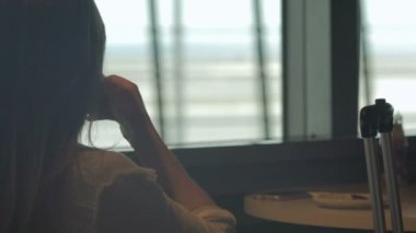 Yurtdışına seyahat tatil gezi, Havaalanı kafede masada kahve içme kadın