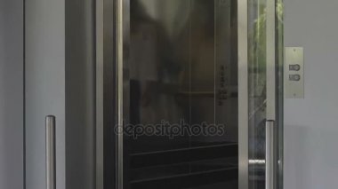 Asansör kapılarını açma, erkek ve kadın üzerinde çıkmadan en üst kat lüks otel