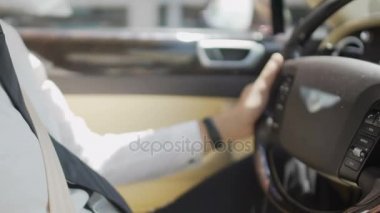 Beyaz gömlekli sürme pahalı araba, ana sınıfı sürücü, lüks hizmet