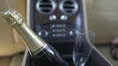 -Bir şişe şampanya ve içinde araba depolama kutusu, lüks Oto cam ayakta