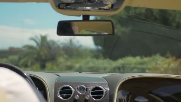 Человек за рулем роскошный автомобиль по дороге курортного города, транспорт, направления — стоковое видео