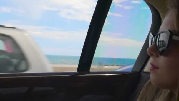Уверенная женщина, катающаяся на роскошном автомобиле вдоль летнего побережья, могущественная леди — стоковое видео