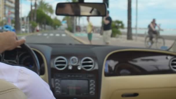 Hombre conduciendo un coche de lujo, deteniéndose en el semáforo, siguiendo las regulaciones viales — Vídeo de stock
