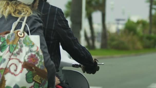 Motocicleta com duas pessoas à espera nos semáforos, meios de transporte — Vídeo de Stock