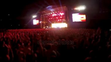 Sahne önünde duran ve alkışlar, rock band konseri binlerce kişi