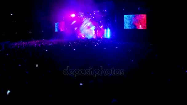 Multitud de personas de pie frente al escenario del concierto, la famosa actuación de la banda — Vídeos de Stock