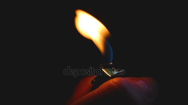 Gros plan mains de personne effrayée allumant plus léger en essayant de voir l'emplacement 