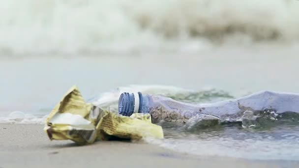 Plastic bottle and trash from tourist ship washed by contaminated water on coast — Stock Video