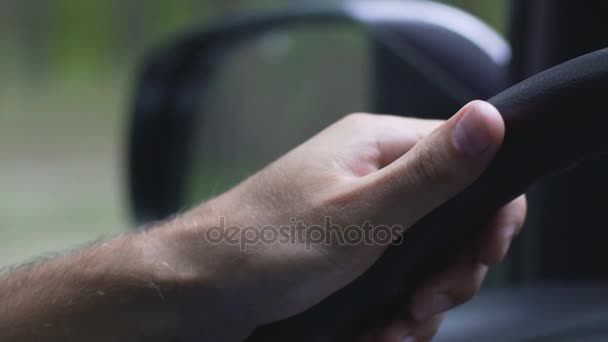 Mão do motorista no volante, homem que controla um veículo em câmara lenta, viajar — Vídeo de Stock