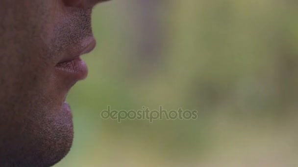 Zbliżenie twarzy męskiej w ruchu pojazdu, zdenerwowany mężczyzna jazdy po lesie — Wideo stockowe