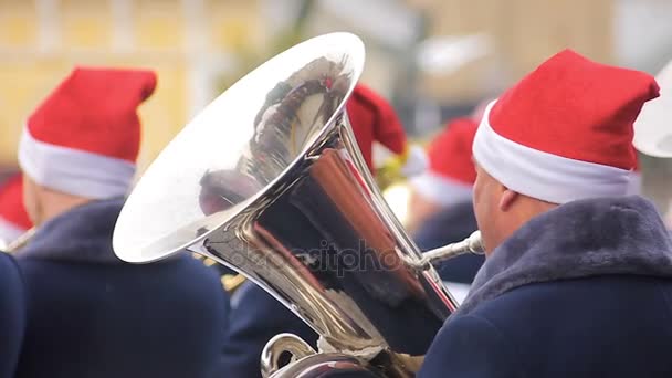 Святковий духовий оркестр музикантів у новий рік капелюхи розважальний перехожі вулиці — стокове відео