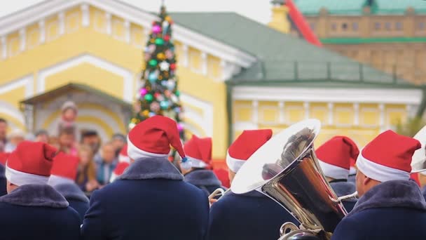 Духовий оркестр грає різдвяні колядки створення дух свята, вуличного перфомансу — стокове відео