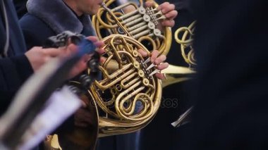Askeri pirinç Kostümlü prova yaklaşan Festival konser için bant