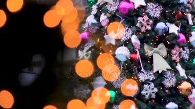Güzel renkli kar taneleri ve yay, tatil ile süslenen Noel ağacı