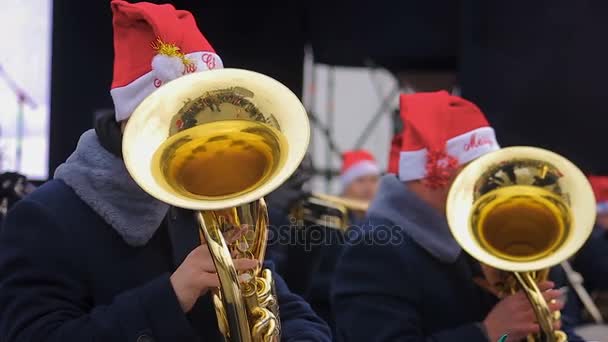 Orquesta de latón con sombreros divertidos tocando villancicos creando espíritu navideño — Vídeo de stock