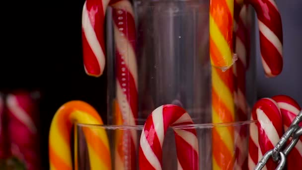 Leckere bunte Bonbons in Form von Zauberstab auf festlichem Volksfest verkauft — Stockvideo