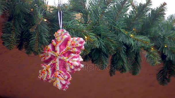 Copo de nieve rosa grande con lentejuelas de colores colgando de la casa de decoración de guirnalda — Vídeos de Stock