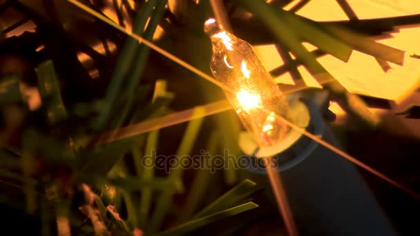 Heldere lamp van New Year's garland op mysterieuze wijze gespreid naar grote oranje bal — Stockvideo