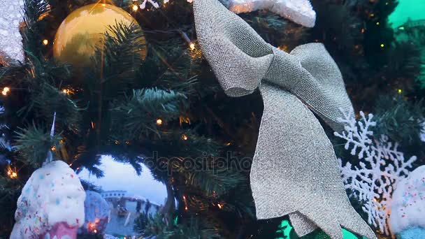 Vista del árbol de Navidad en el centro de la ciudad decorado con juguetes coloridos — Vídeos de Stock