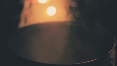 Languidly büyük kazan, gece yarısı büyücülük sigara büyülü kaynatma