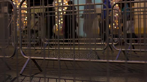 Security guardrail dividing road and pavement during public celebration in city — Stock Video