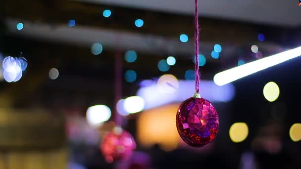 Slavnostní pestrobarevným blikající světla v novoroční dekorace hračky — Stock video