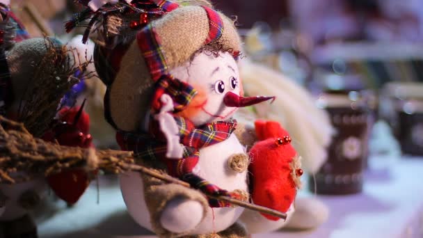 Kis aranyos hóember állt a pultnál játékbolt, karácsonyi ajándéktárgyak — Stock videók