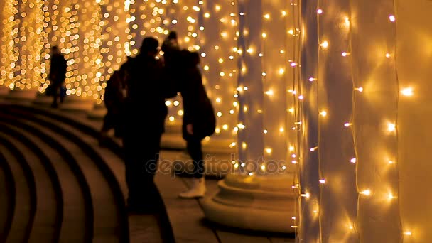 Gente caminando por las escaleras de la sala de conciertos brillantemente iluminada esperando actuación — Vídeos de Stock