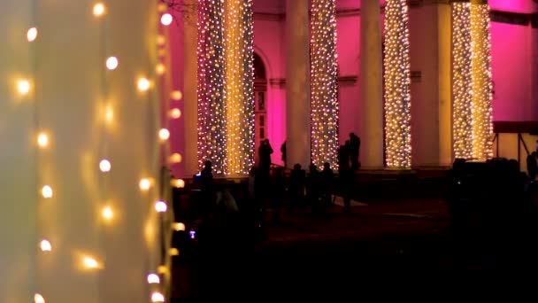 Concertzaal prachtig gedecoreerd met miljoenen heldere bollen, winter vakanties — Stockvideo