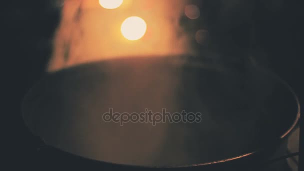 Волшебная смесь томно курит в огромном котле, полуночное колдовство — стоковое видео