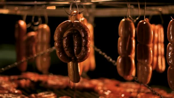 Аппетитные сосиски, свисающие над грилем, поджаривание и разогрев, нездоровая еда — стоковое видео