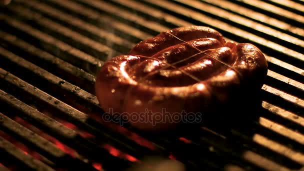 Ring van geurige huisgemaakte worst roosteren op grill, straatvoedsel festival — Stockvideo